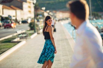 Hombre poniendo foco en una chica