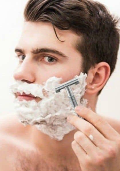 Hombre mejorando su apariencia