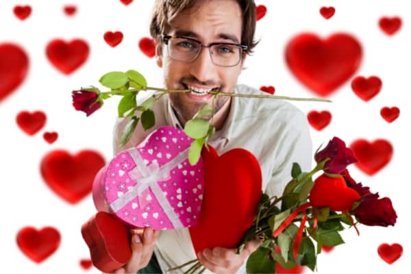 Hombre rodeado de regalos, dulces, flores y corazones.