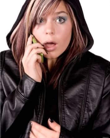 Chica bonita sorprendida al celular